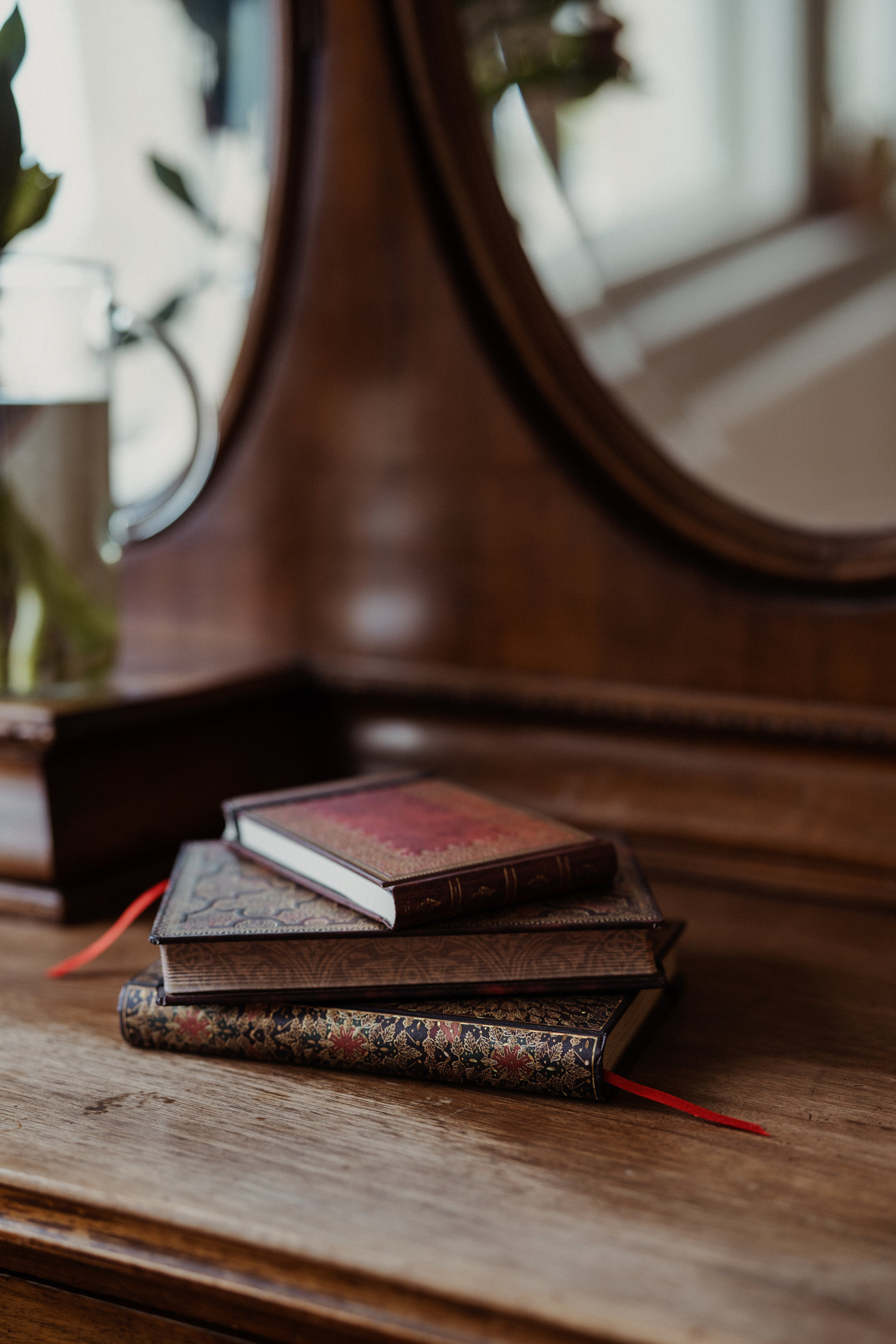 Bücher vor einem alten Spiegel – Blog, Videos und Podcast von Gabriella Rist zu Trauma, Nervensystem und Selbstregulation, frei zugänglich