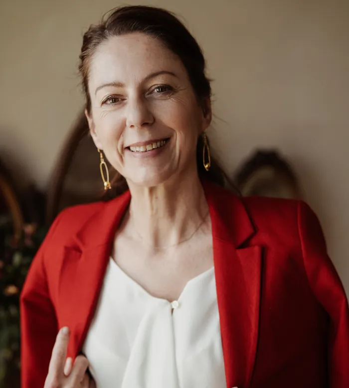 Gabriella Rist im Blazer, lächelnd
