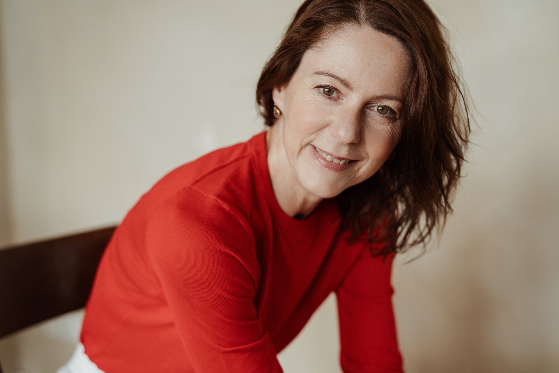 Gabriella Rist, Trauma Fachakademie Ganeshashala®, im roten Pullover, lächelnd