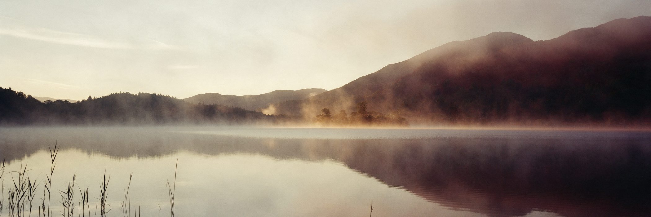 Stiller Bergsee im Morgennebel – ein Ruhepunkt für das Nervensystem