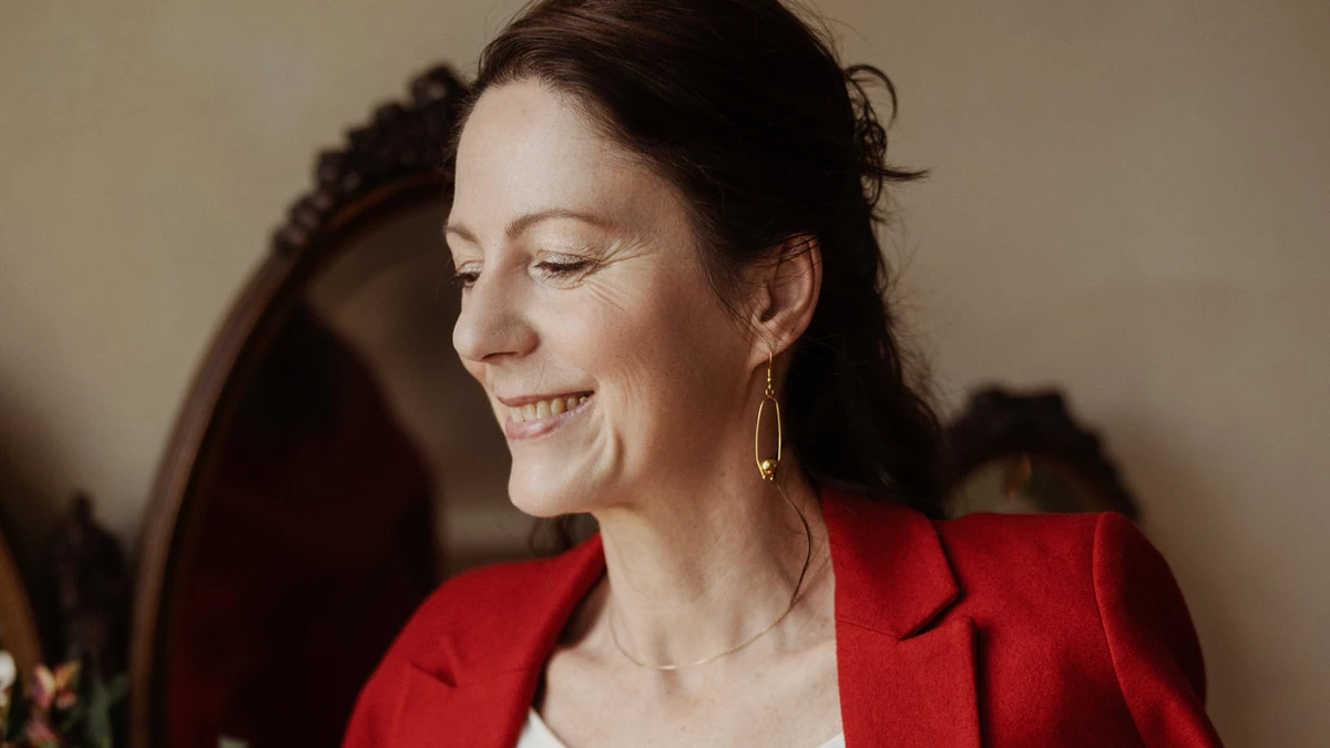 Gabriella Rist im roten Blazer – Entwicklungstrauma erkennen und verstehen, was dem Nervensystem hilft